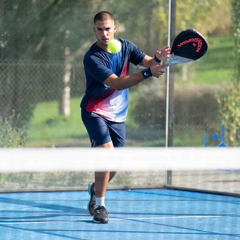 How do you serve in padel