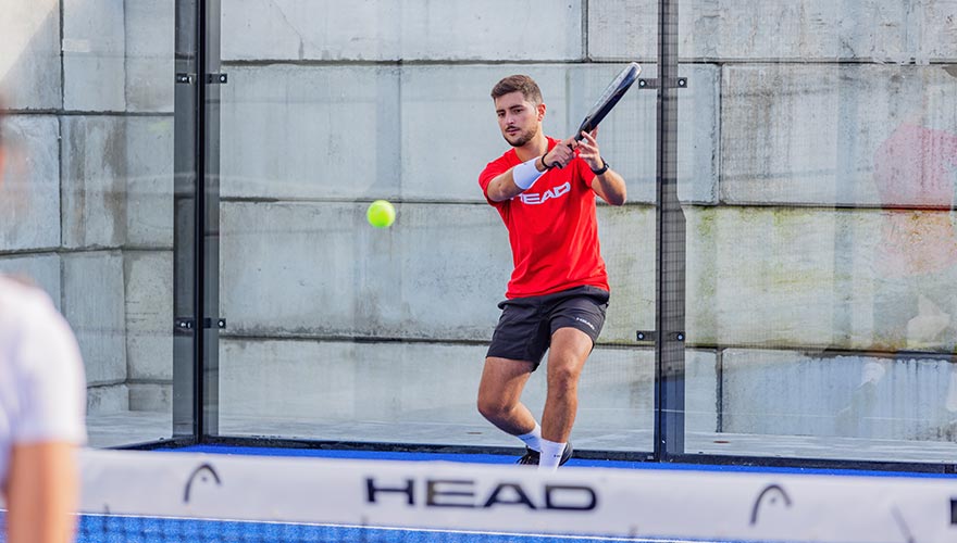 how to serve in padel