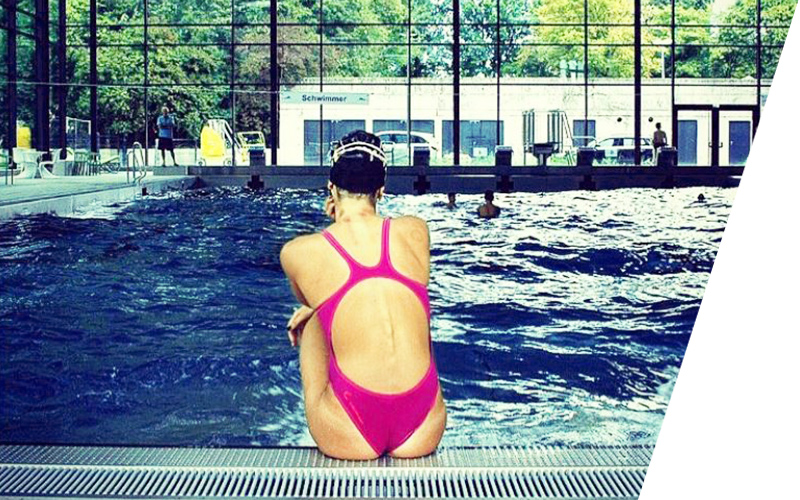Backside of woman who wears a HEAD Team-Line Swimming Suit