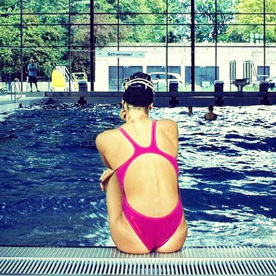 Backside of woman who wears a HEAD Team-Line Swimming Suit